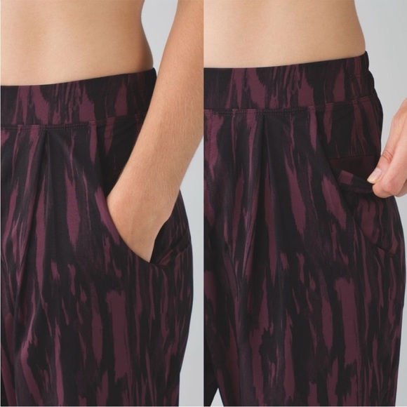 lululemon &go City Jogger Painted Animal Bordeaux Drama Black - Picture 3 of 13